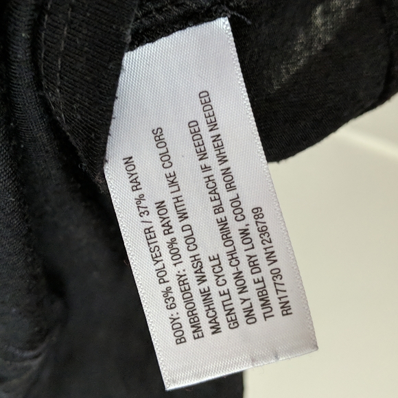 ❄️ 3/$25 Black Sugar Skull Eyelet Flowy Cropped Tank - Picture 5 of 6